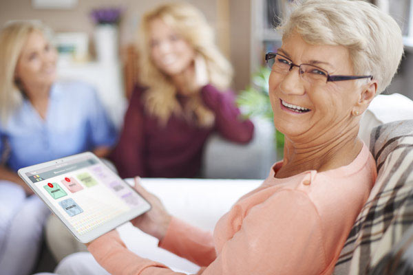 Femme senior avec la tablette